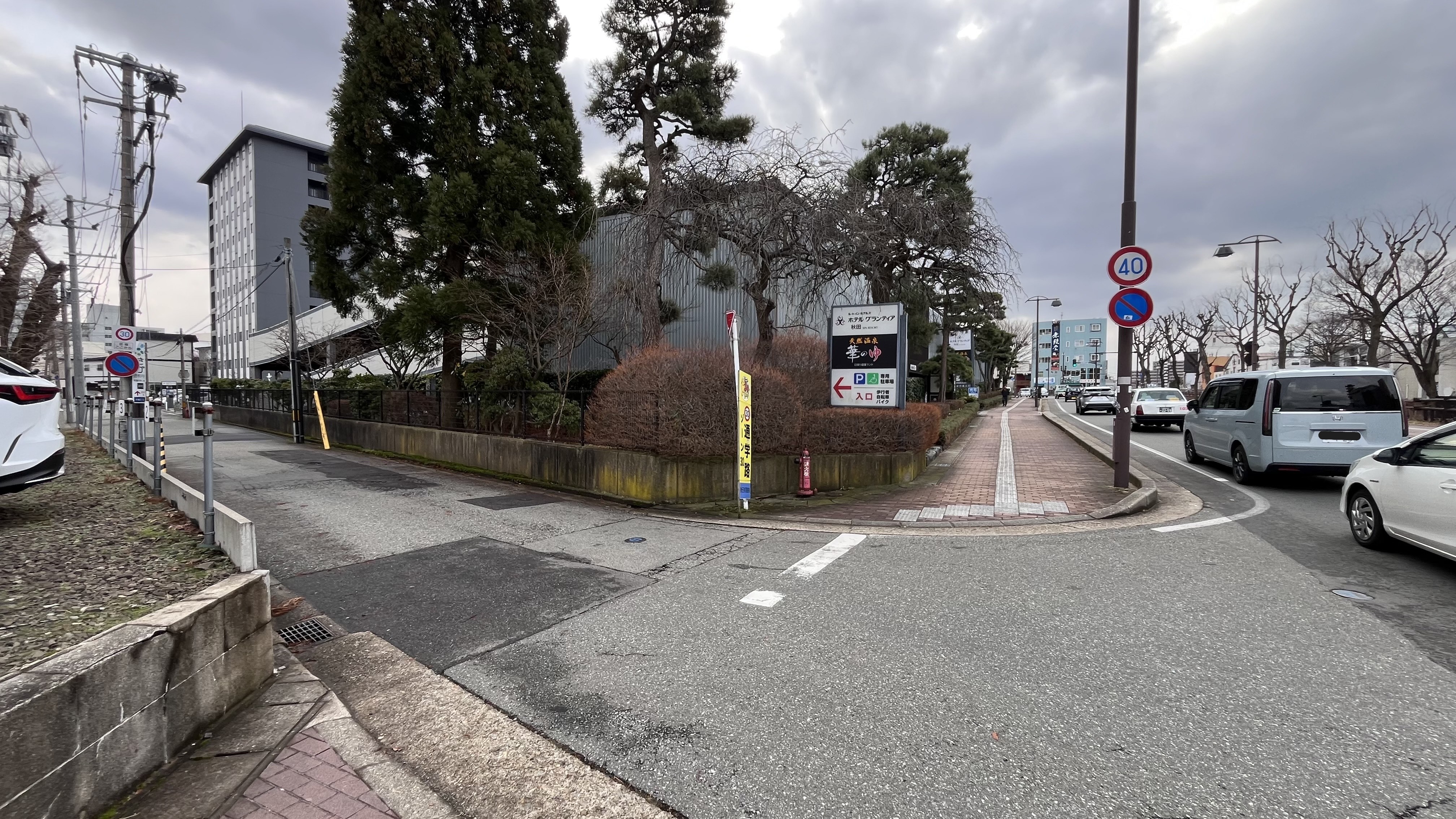 当館の駐車場の東館側入り口写真①