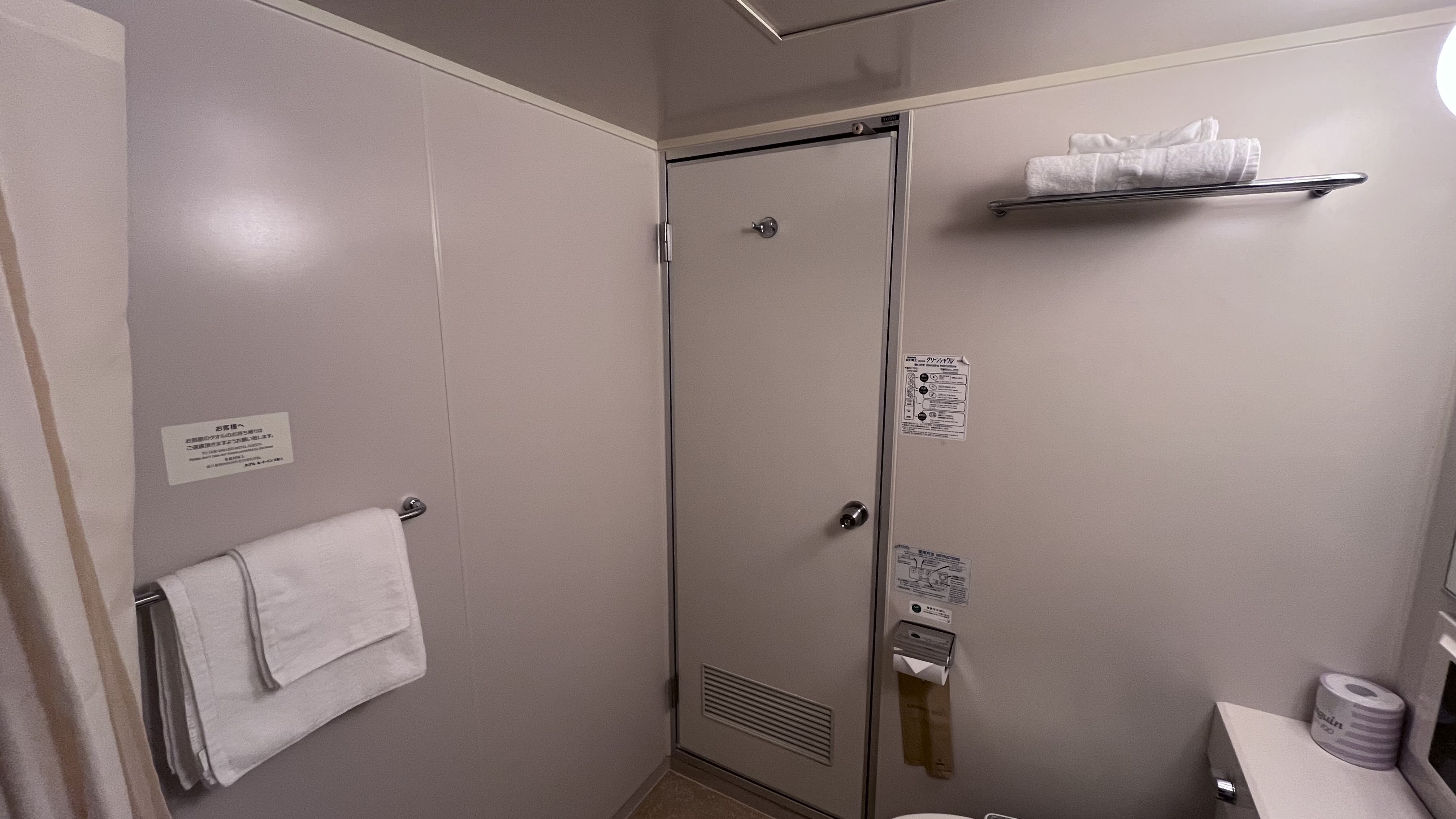 ﾀｵﾙは①壁にかけてあるもの②棚の上に置いてあるものがございます。