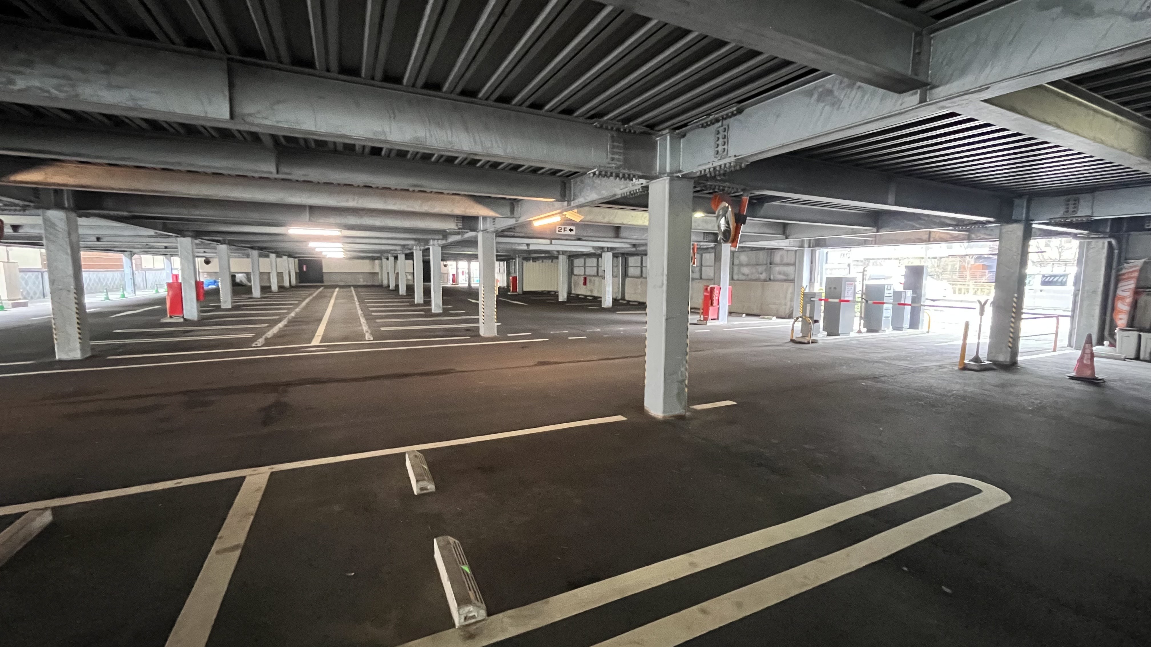 立体駐車場1階①