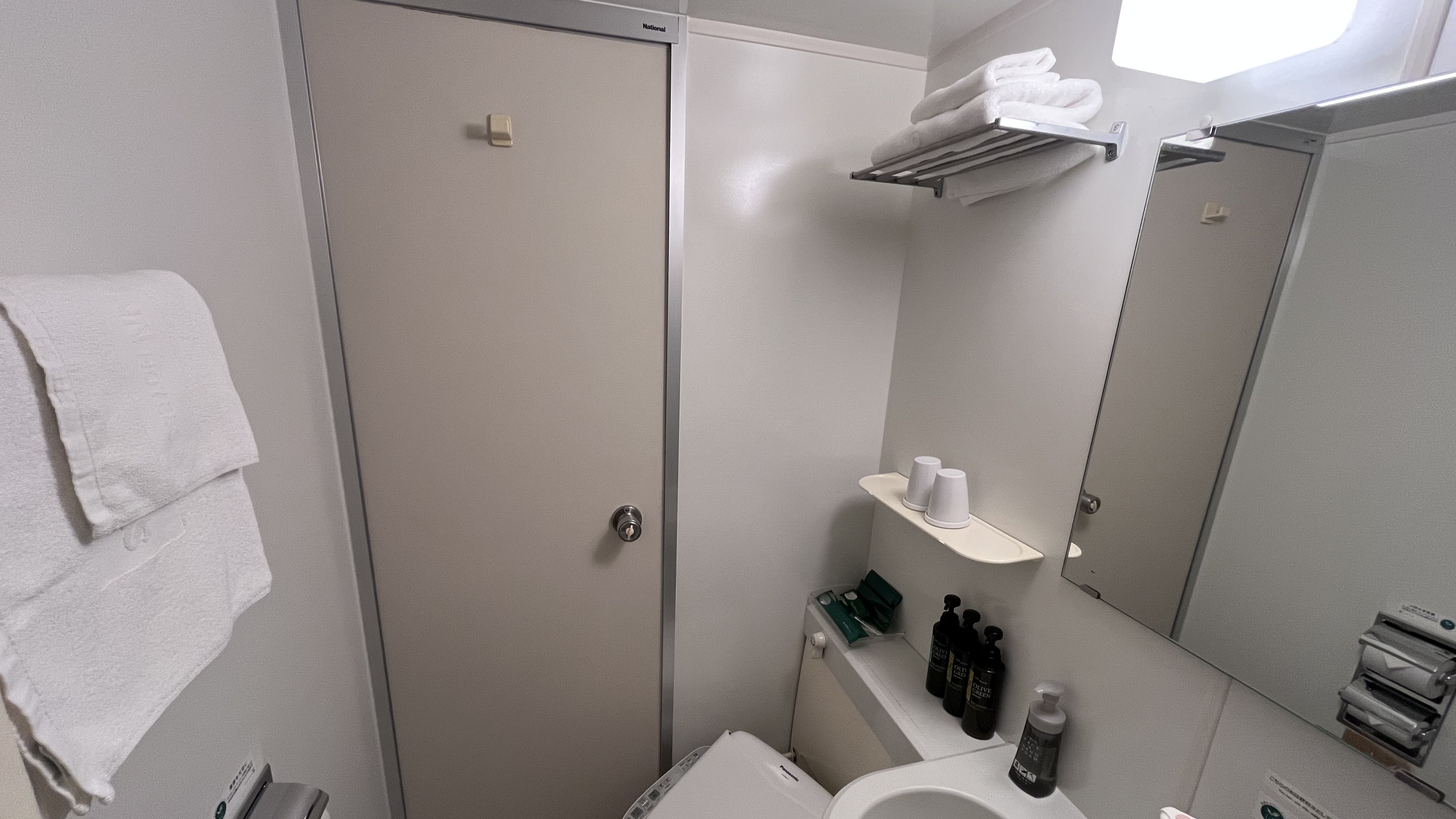 タオルは①壁にかかっているもの②棚の上に置いてあるものがございます。