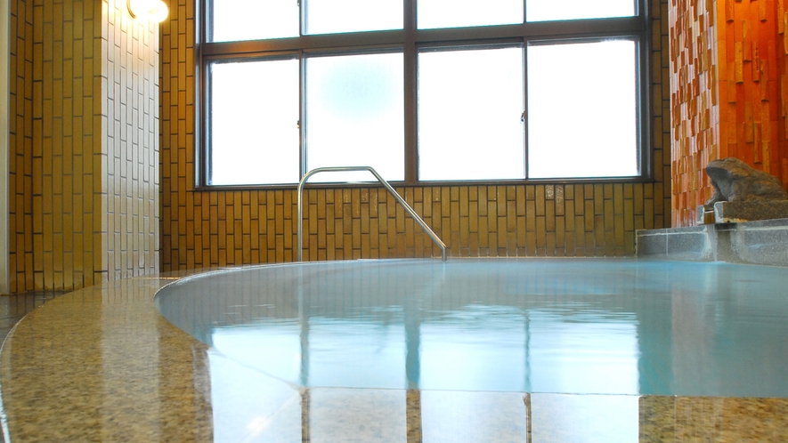 *大浴場　鹿教湯温泉は奈良時代には既に温泉が湧いており、約1200年前には開湯していたとされています