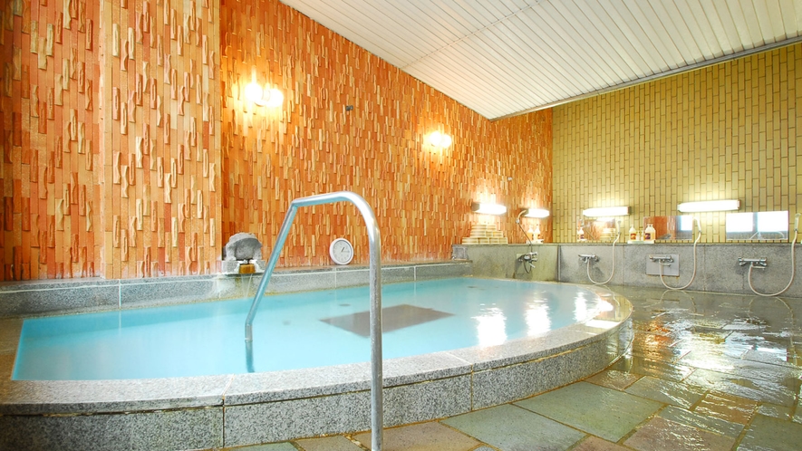 *大浴場　とても柔らかい、からだの芯まで温まる効能豊かな鹿教湯温泉をご堪能下さい。　