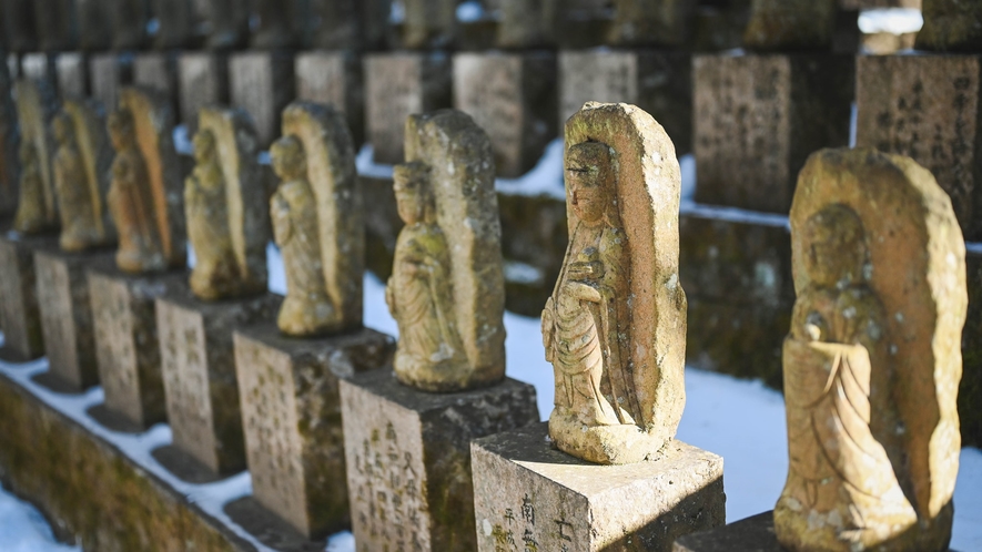 *【鹿教湯温泉街】矢傷を受けた鹿が温泉の場所を教えてくれたという言い伝えから歴史をスタート