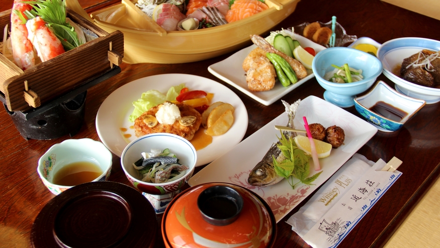 *お夕食一例/近海で水揚げされた新鮮な海の幸を中心とした会席料理が食卓を彩ります。