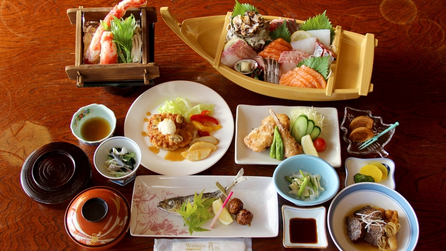 *お夕食一例/近海で水揚げされた新鮮な海の幸を中心とした会席料理が食卓を彩ります。