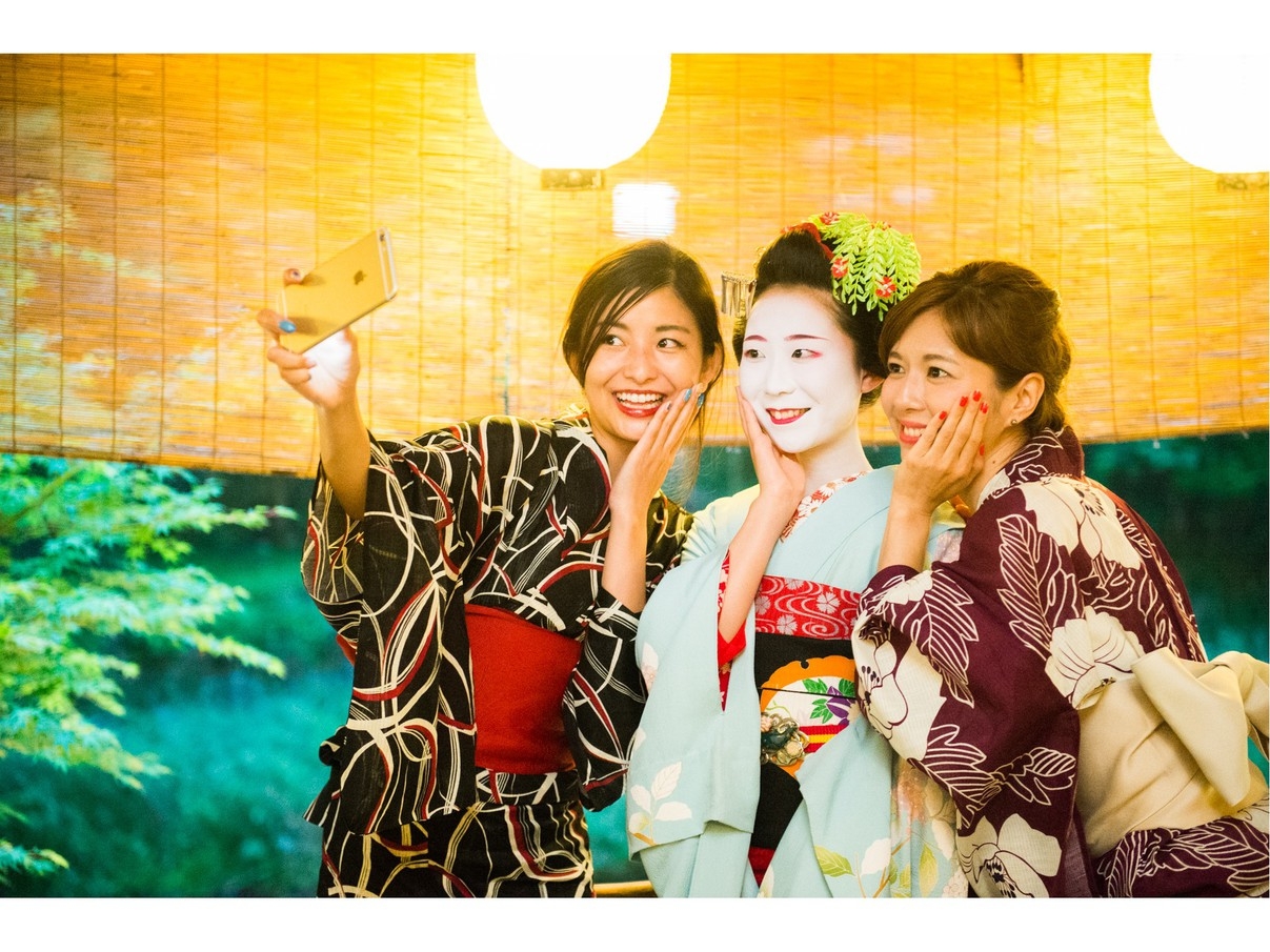 6月【源氏ぼたる鑑賞×開放的な川床】季節の会席料理〜舞妓さんに会える設定日あり♪〜