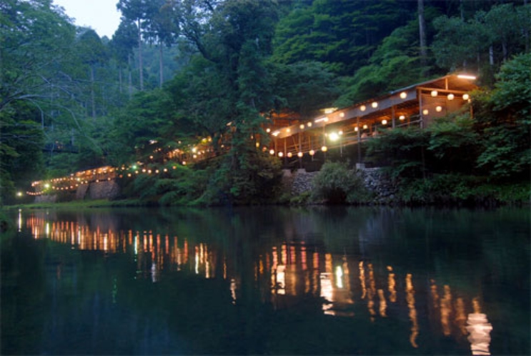 川床全景（夏季食事場所）