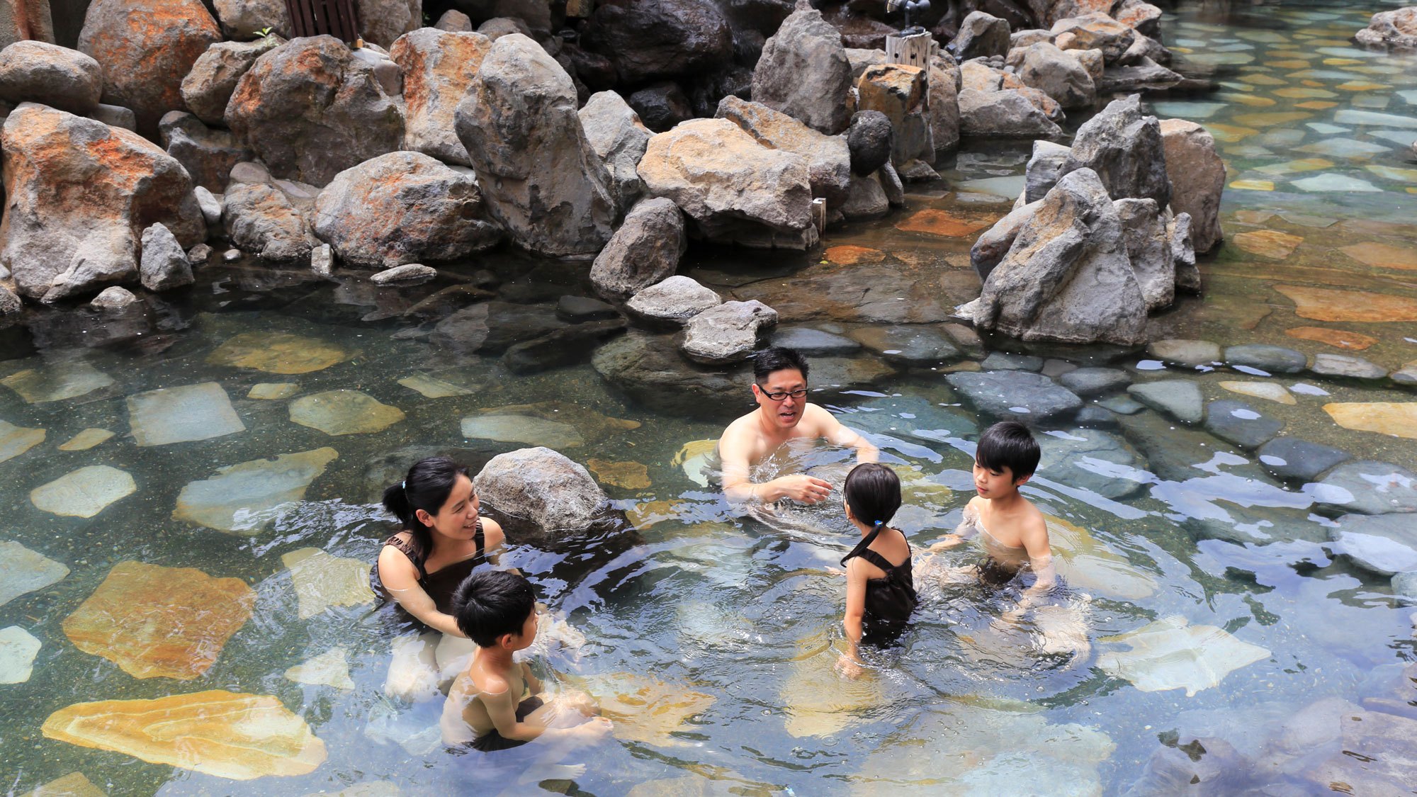 峡谷大露天風呂「宇旅璃」／家族みんなで楽しめる。そんな想いを叶える宿です。（一例）