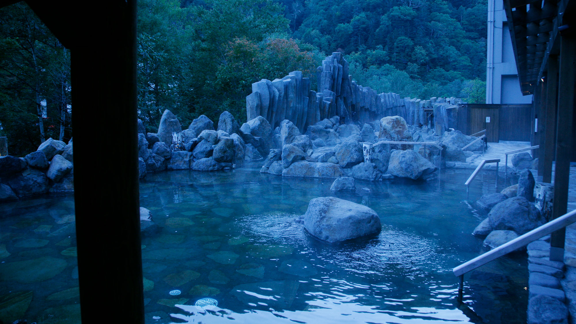 峡谷大露天風呂「宇旅璃」／ご家族皆様で温泉をお楽しみいただけます。（一例）