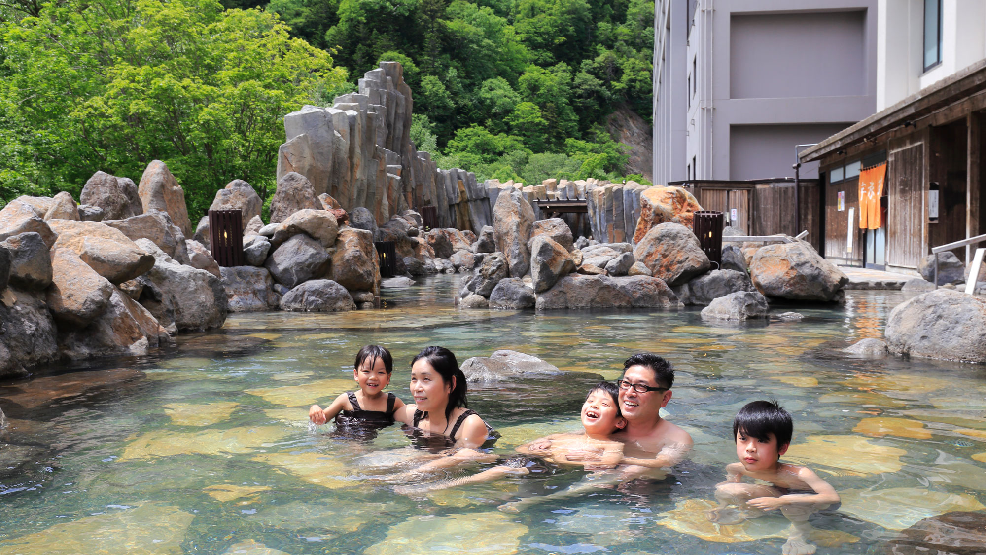 峡谷大露天風呂「宇旅璃」／家族みんなで楽しめます。（一例）