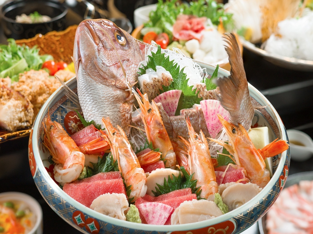 【夏割】早い者勝ち！大皿ファミリー会席が3000円お得♪小学生半額＆添い寝無料
