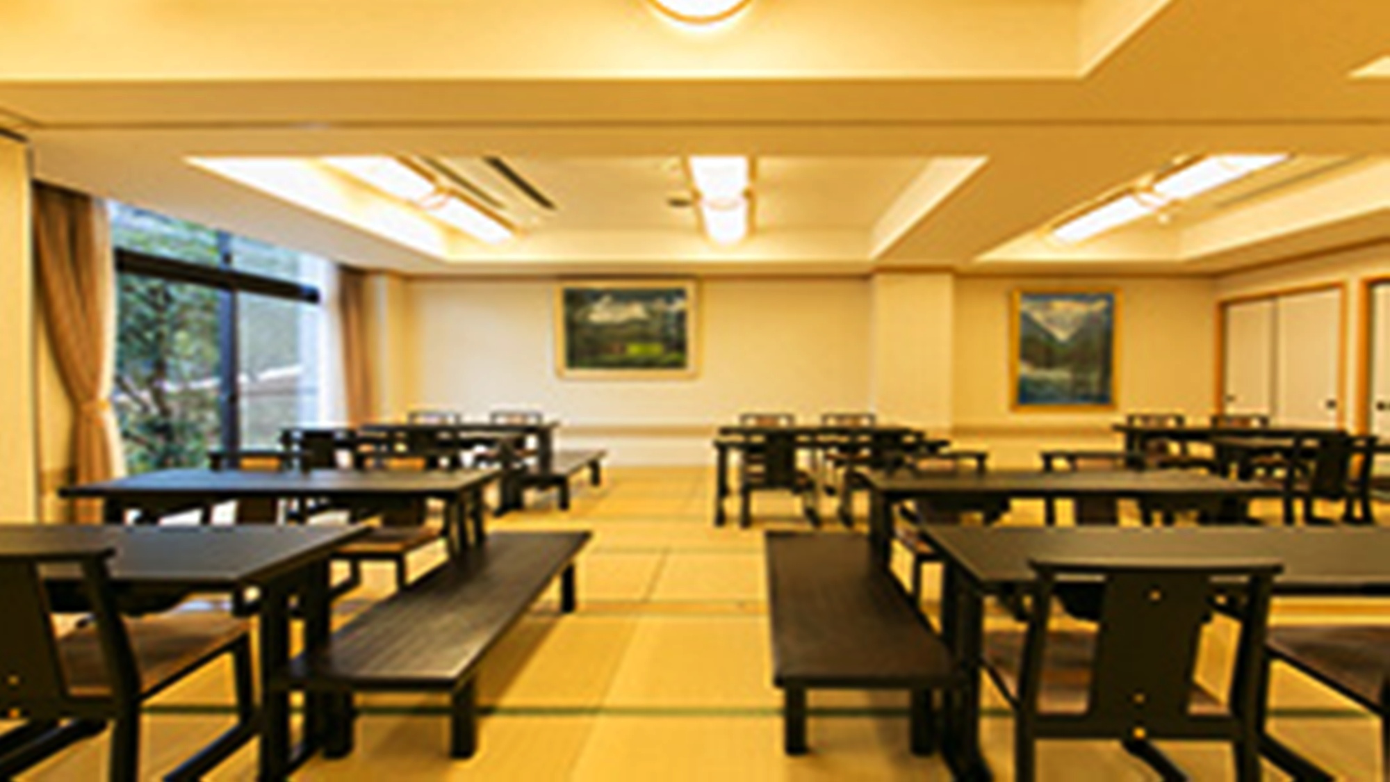 *館内　宴会場「鈴蘭」