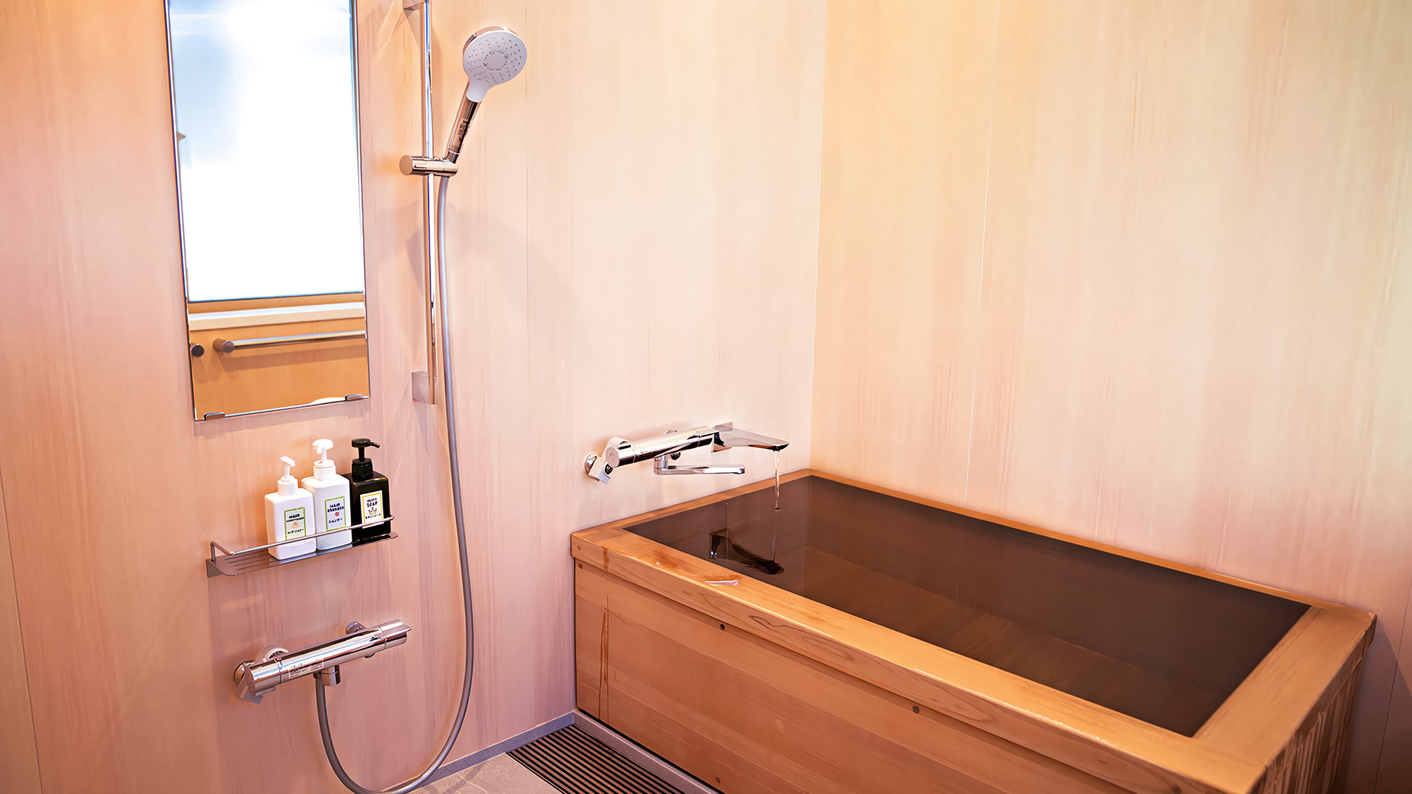 【檜風呂付客室】ほんのりと檜の香る天然温泉を時間を気にせずお楽しみください