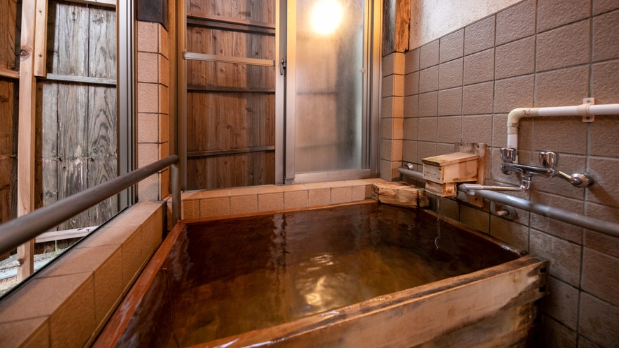 【檜風呂付客室】ほんのりと檜の香る天然温泉を時間を気にせずお楽しみください