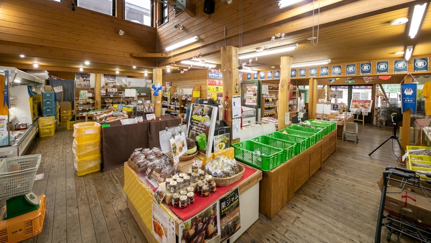【物産館】「山江村物産館ゆっくり」では地元の特産品や山の幸を販売しております