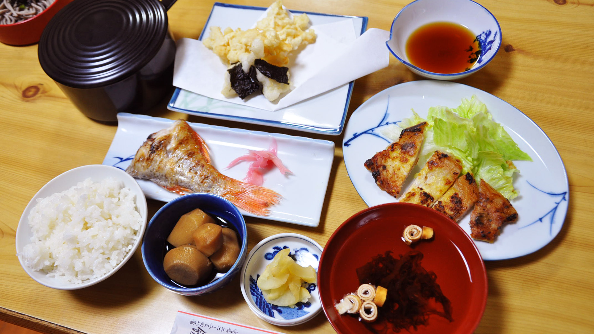 【夕食一例】地元食材や手作りのお米を使ったお料理。ホッと心和む家庭の味です。