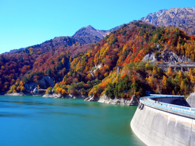 秋の黒部ダム　ダムサイトからの立山の紅葉