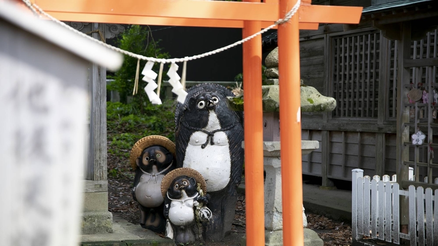 重蔵神社の中に祀られたタヌキ天神は学問の神様！四季折々の御朱印もございます♪