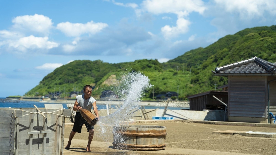 塩田に海水を撒いて塩をつくる「揚げ浜式」塩づくりの様子
