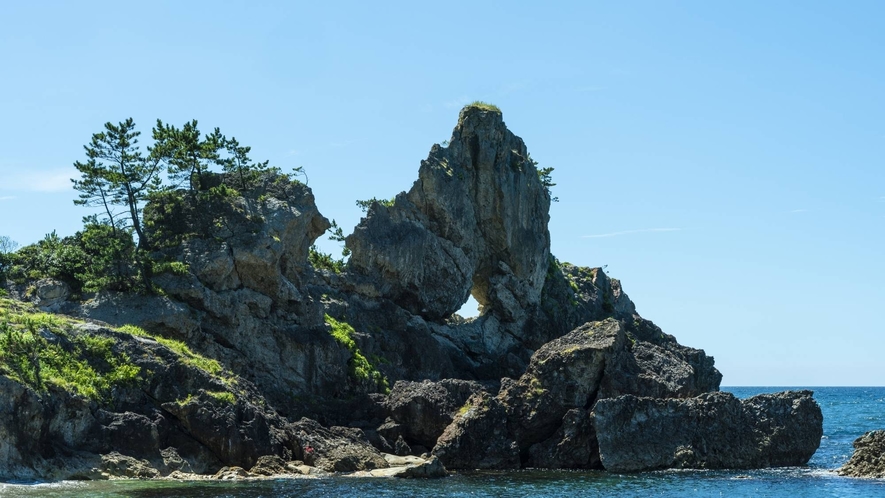 曽々木海岸の名所、窓岩。運が良ければ穴にすっぽり夕日が入るところが見られるかも！