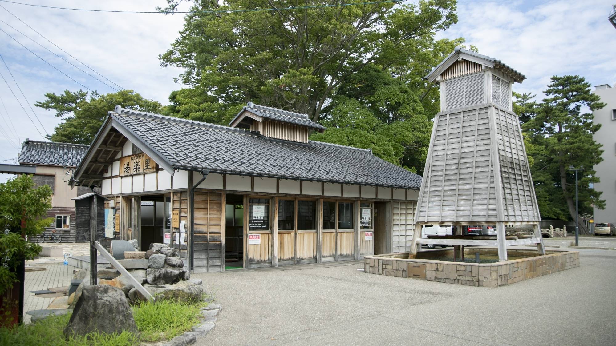 足湯・湯楽里は誰でも利用できる無料の足湯スポット