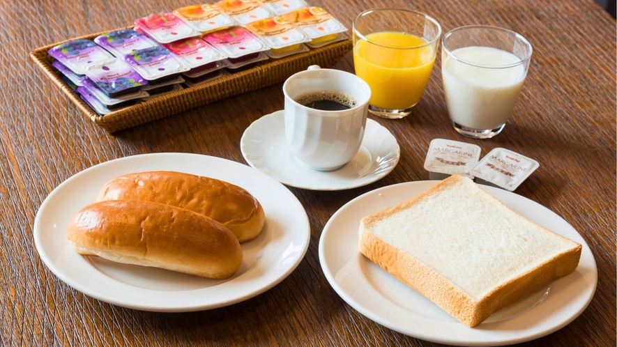 パン、コーヒー、牛乳、ジュースなど、軽朝食の一例です。