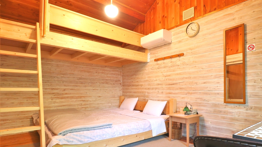 #【コテージAタイプ-客室】木のぬくもり溢れる優しい空間でごゆるりとお寛ぎください。