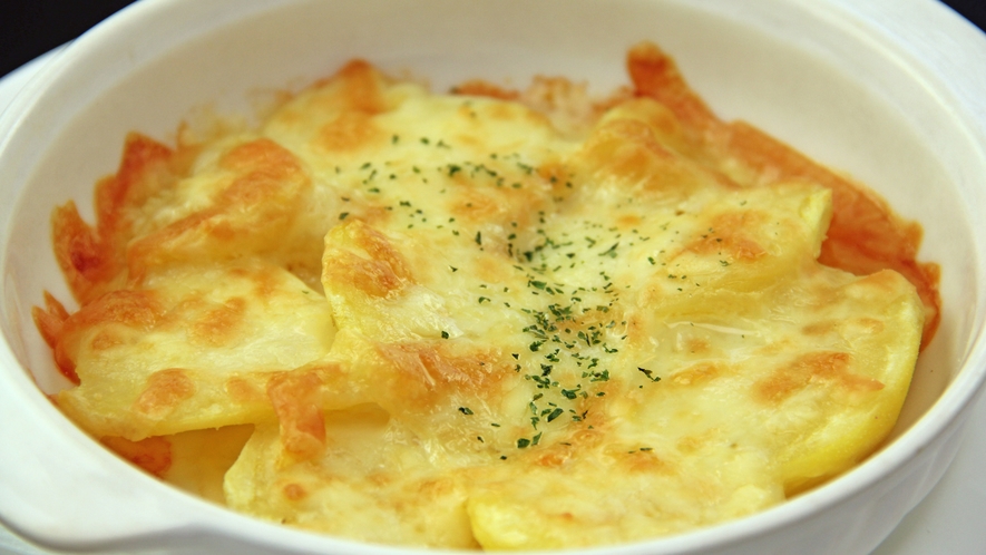 #【単品お料理】ポテトのチーズ焼きは、ジャガイモとチーズと塩のみのシンプルな料理です。