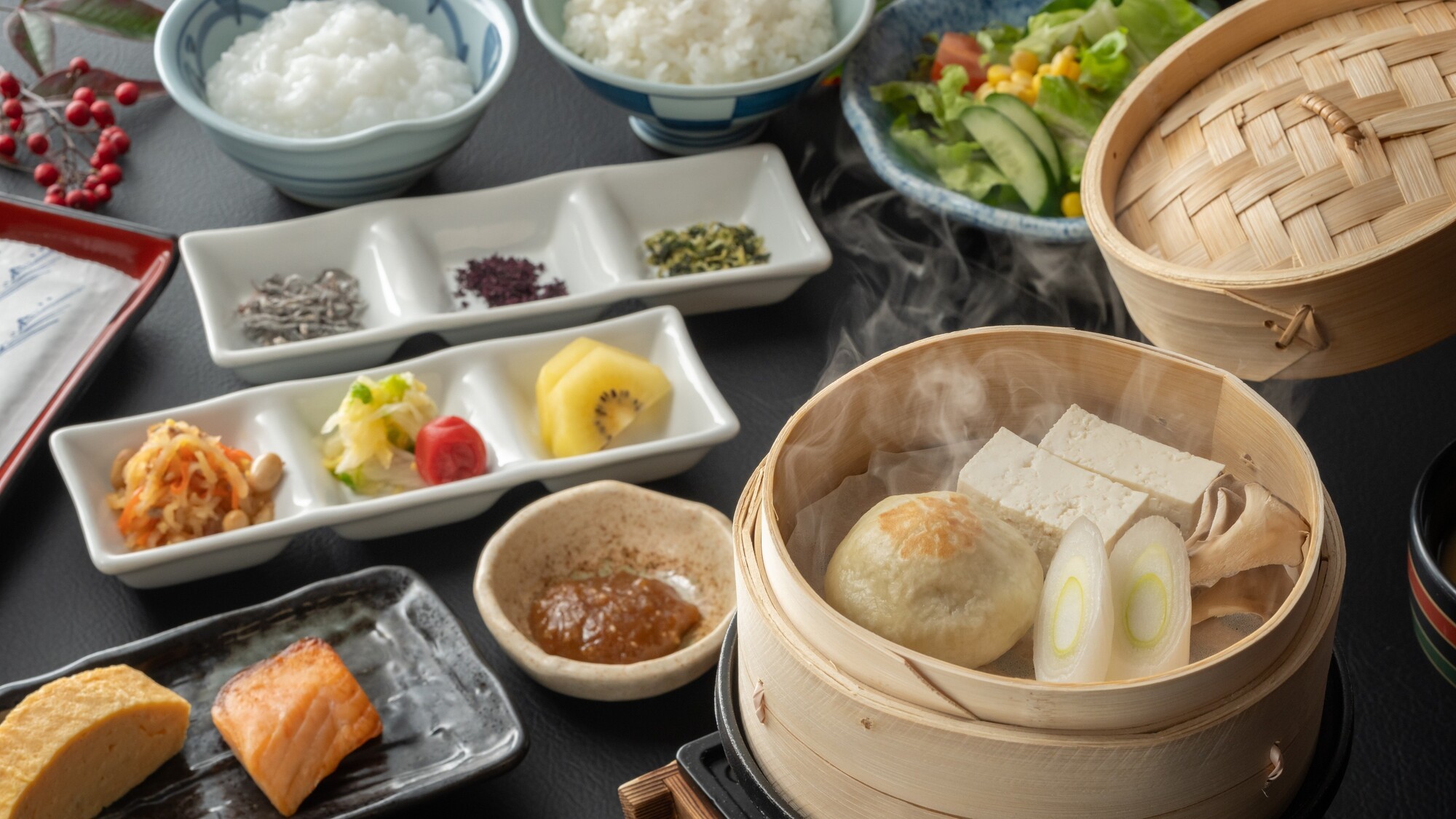 【朝食】湧き水を使用したお粥、体温まるせいろ蒸しなど、体に優しい和朝食をご用意。※画像はイメージです