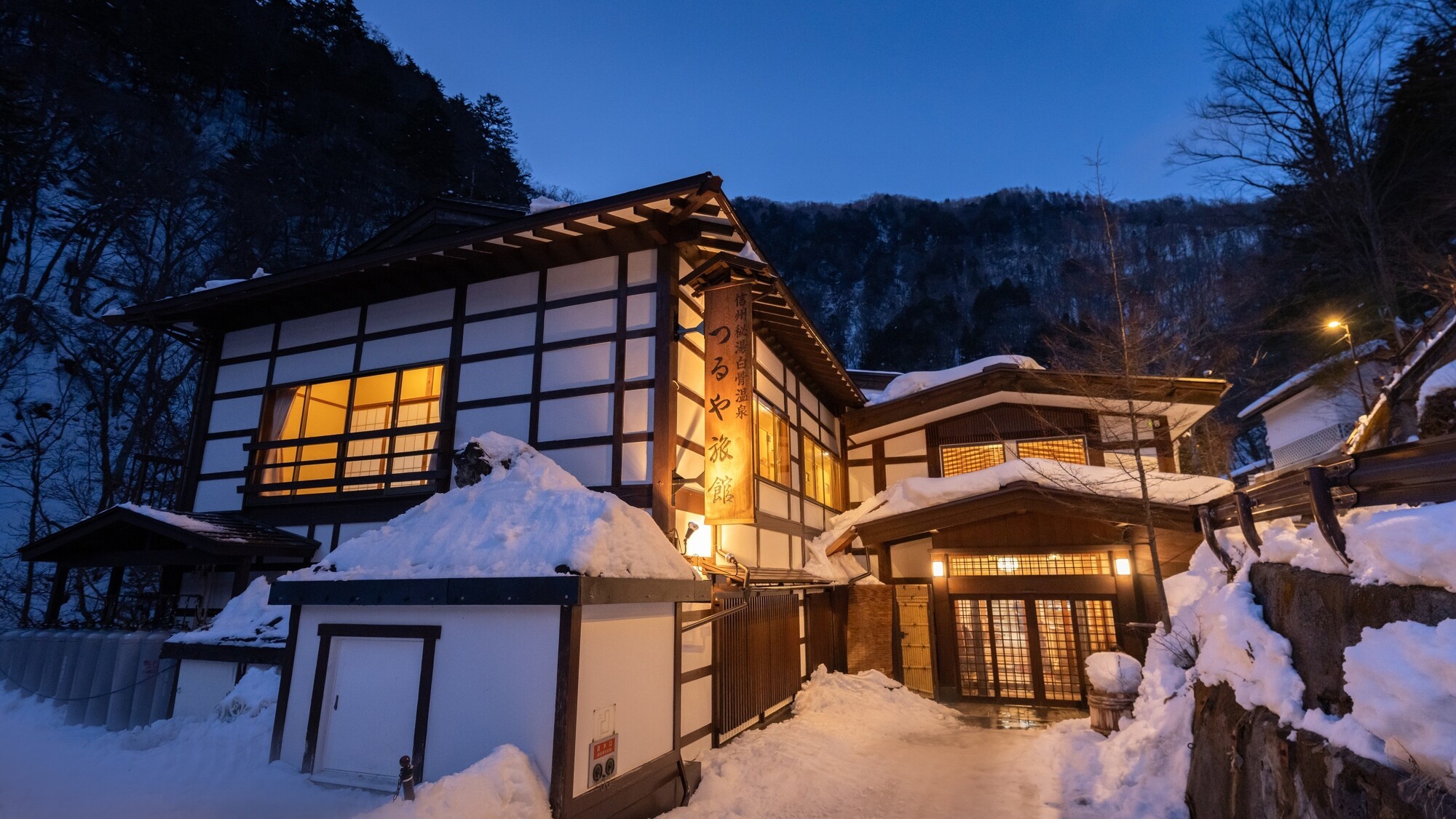 【外観・冬】冬期は信州の雪景色をお楽しみいただけます。雪見風呂もぜひご堪能下さい。