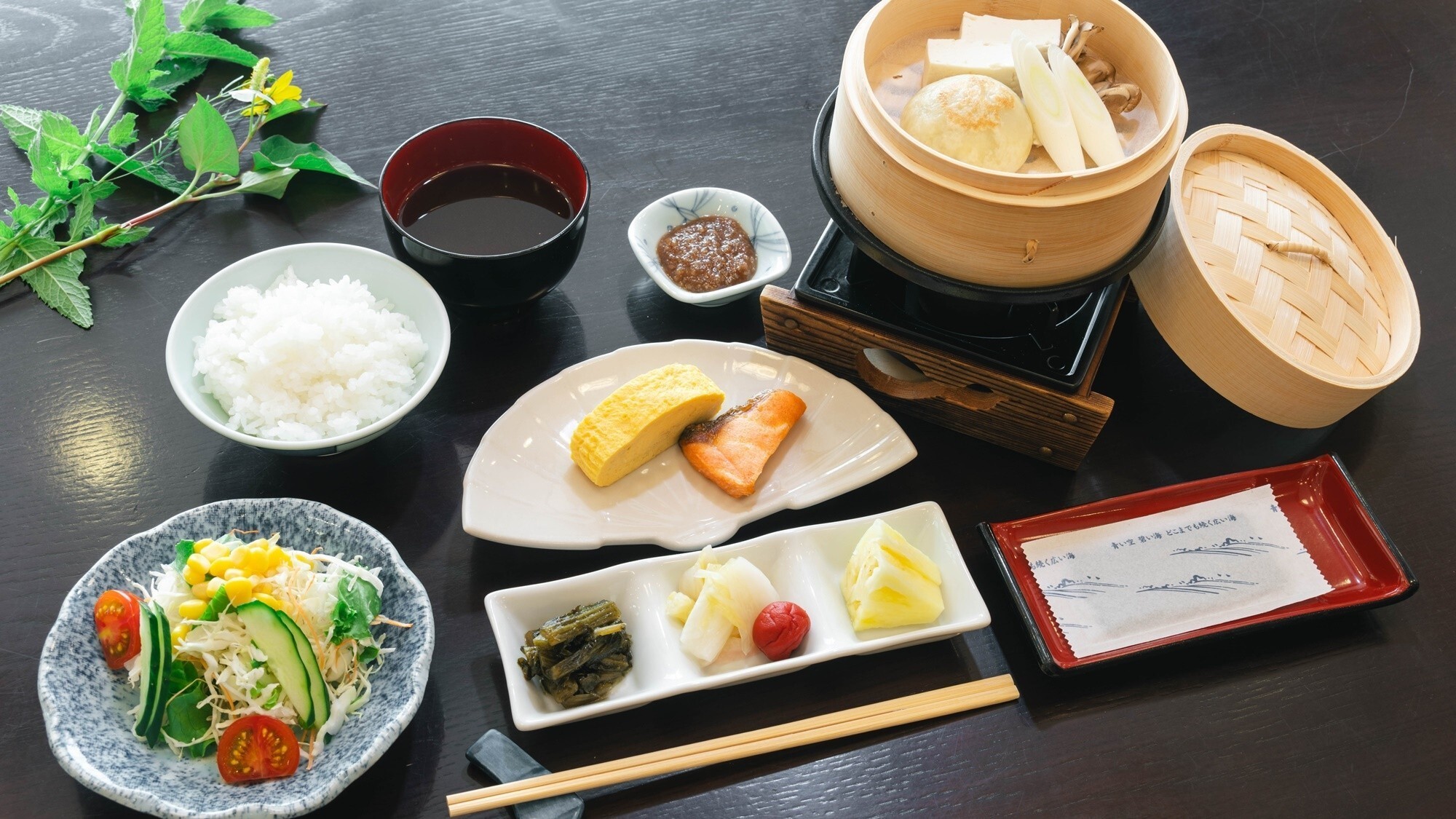 【朝食】お粥やせいろ蒸しなど、体に優しい和朝食をご用意。※画像はイメージです