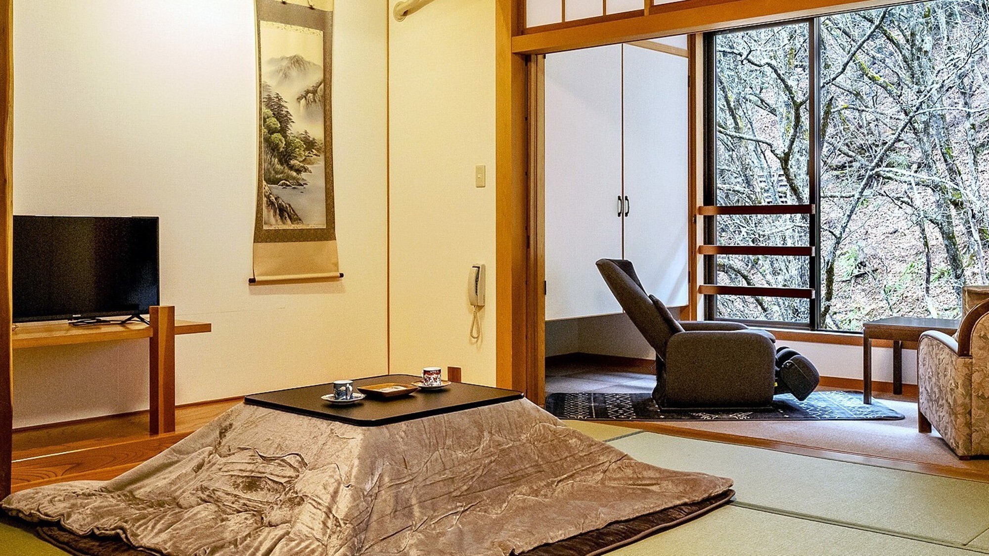 【本館12.5畳特別室 一例】冬季限定のこたつ付和室です。