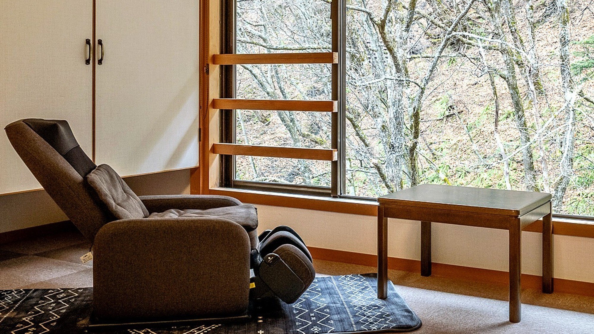 【本館12.5畳特別室 一例】簡易マッサージチェア（冬季限定・こたつ付和室）