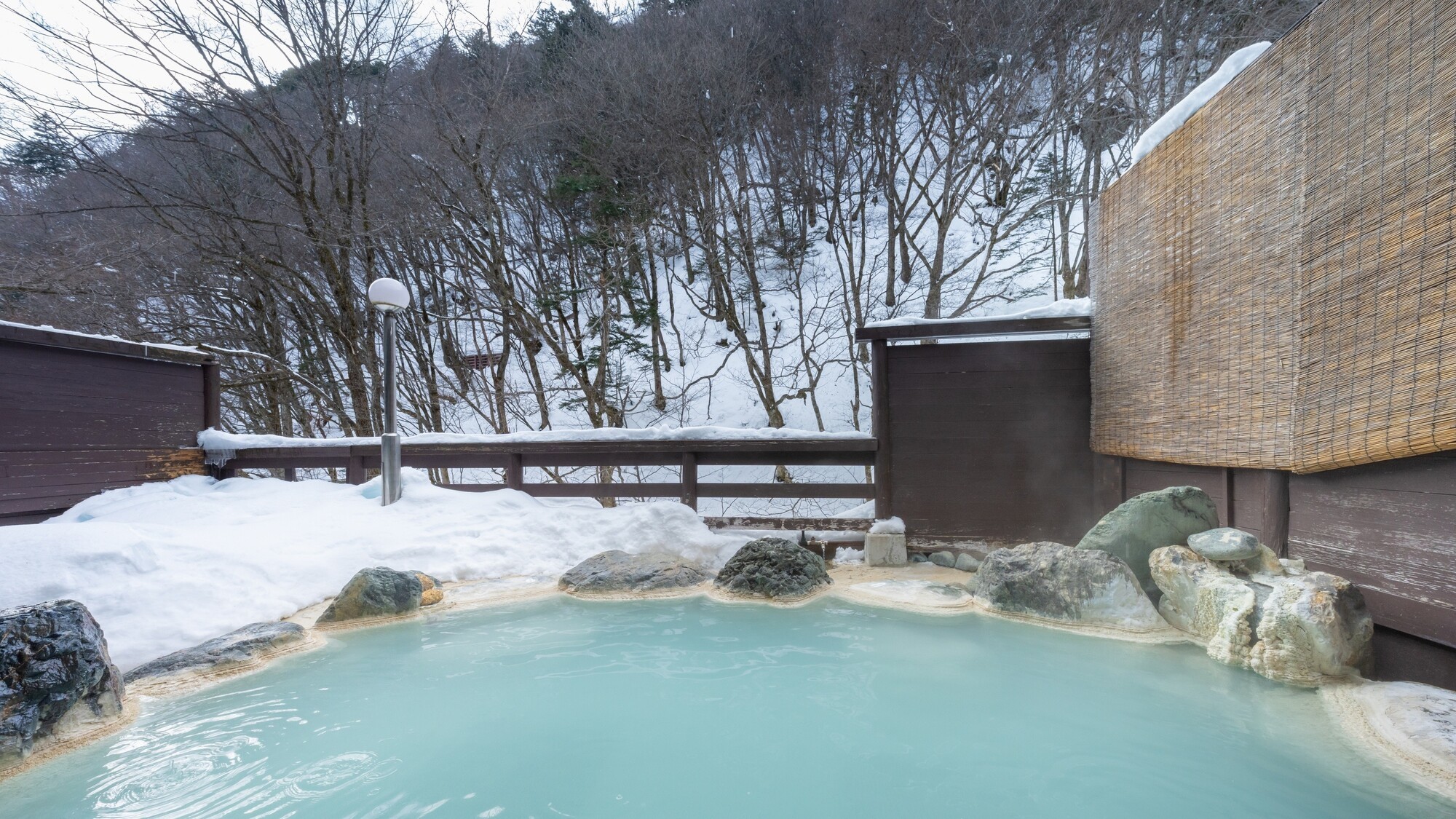 【露天風呂】開放的な岩風呂。冬は雪見風呂をお楽しみいただけます。