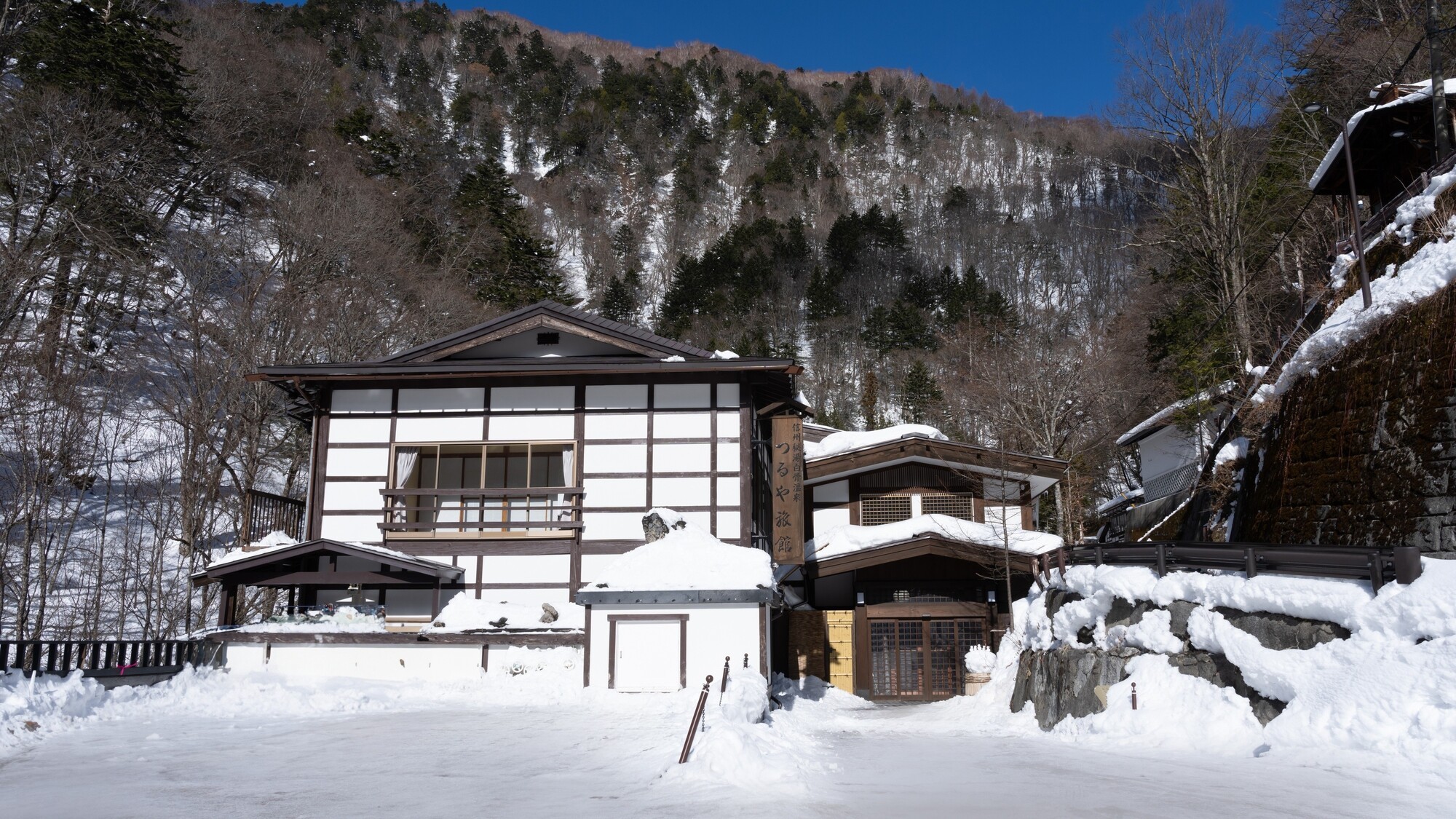 【外観・冬】冬期は信州の雪景色をお楽しみいただけます。雪見風呂もぜひご堪能下さい。