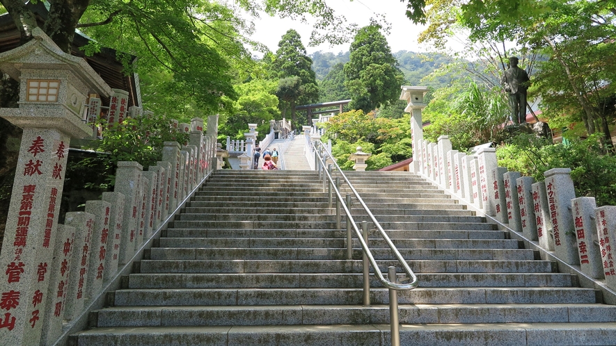 *【周辺情報】阿夫利神社下社へ続く階段。標高が高く爽やかな風が吹きます。