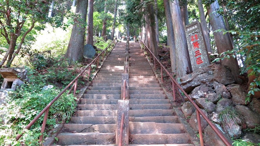 *【周辺情報】阿夫利神社上社に続く登山道への階段。江戸時代より盛んな大山参りの歴史を感じる。