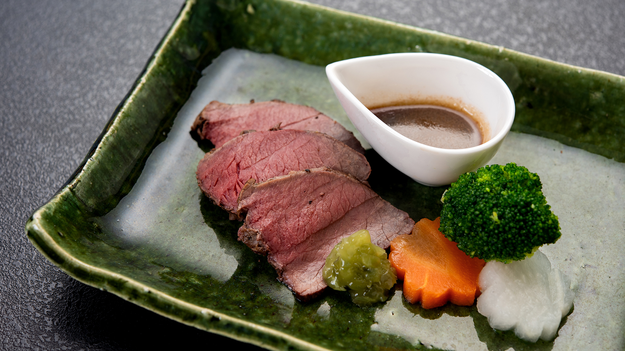 【夕食一例】ジビエ料理／鹿のロースト　※地元・大山で獲れた鹿肉を調理