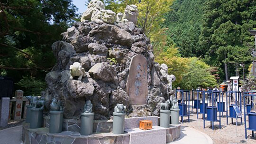  *【周辺情報】大山阿夫利神社（下社）。日本三大獅子山として獅子（狛犬）の像が奉納されています。