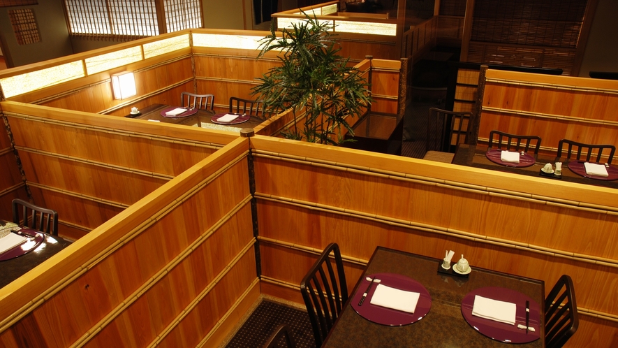 日本料理「平川」江戸数寄屋造りの落ち着いた雰囲気の店内