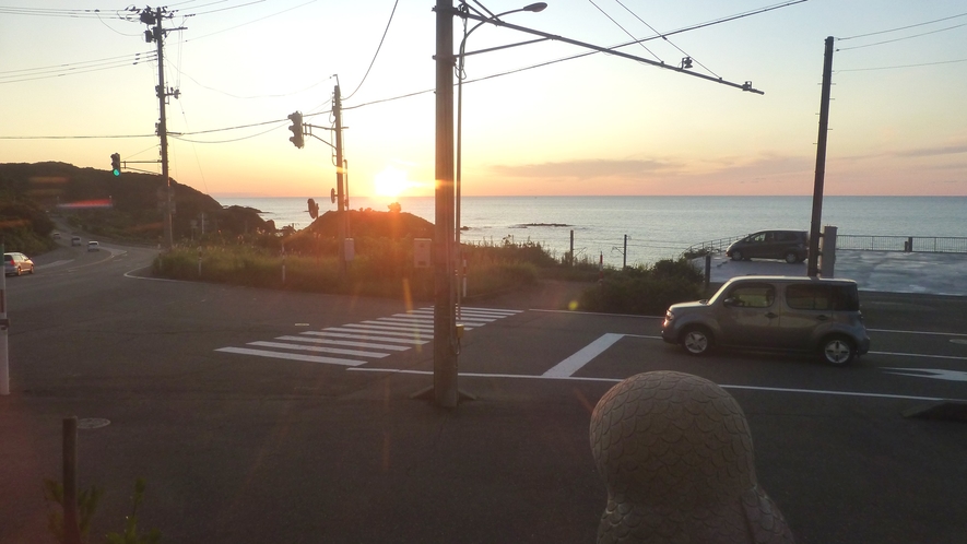 *[夕景一例]お部屋や宿周辺の道路からは日本海に沈む美しい夕陽をご覧いただけます。