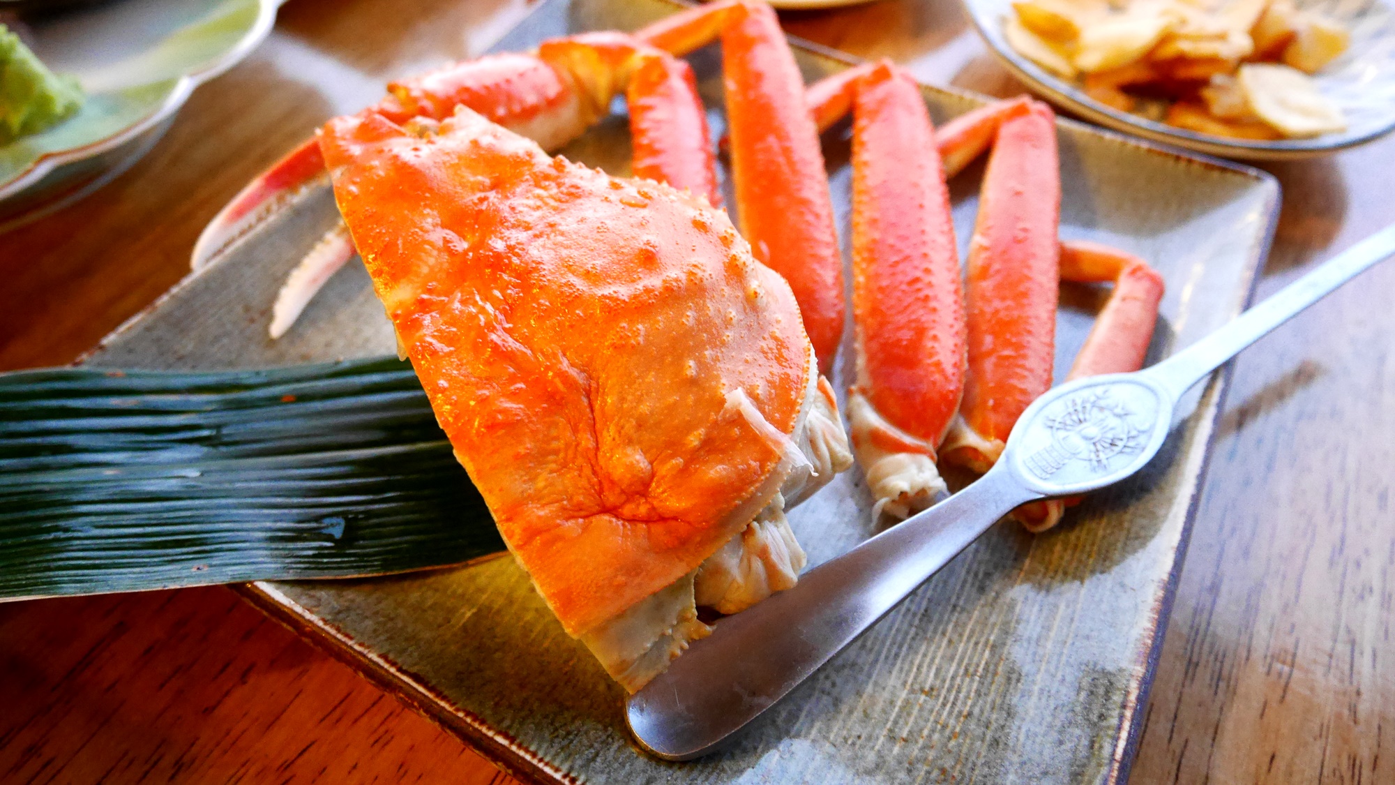 *[夕食一例]しっかり身の詰まった蟹(冬季限定）。シンプルに旨みが味わえるボイル蟹が人気。