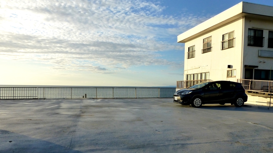 *［駐車場］海側に建つ別館屋上は駐車場としてご利用いただいております。