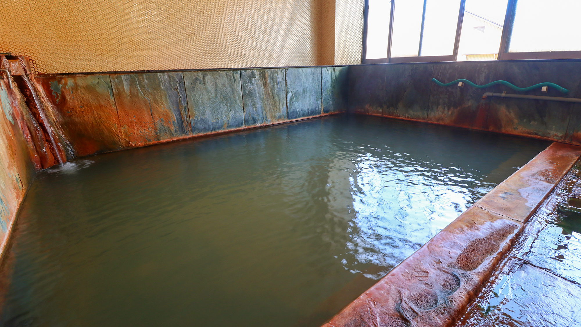 ■【別館 貸切風呂1】24時間入浴可能!たっぷりの湯量だから体の芯まで温まります。