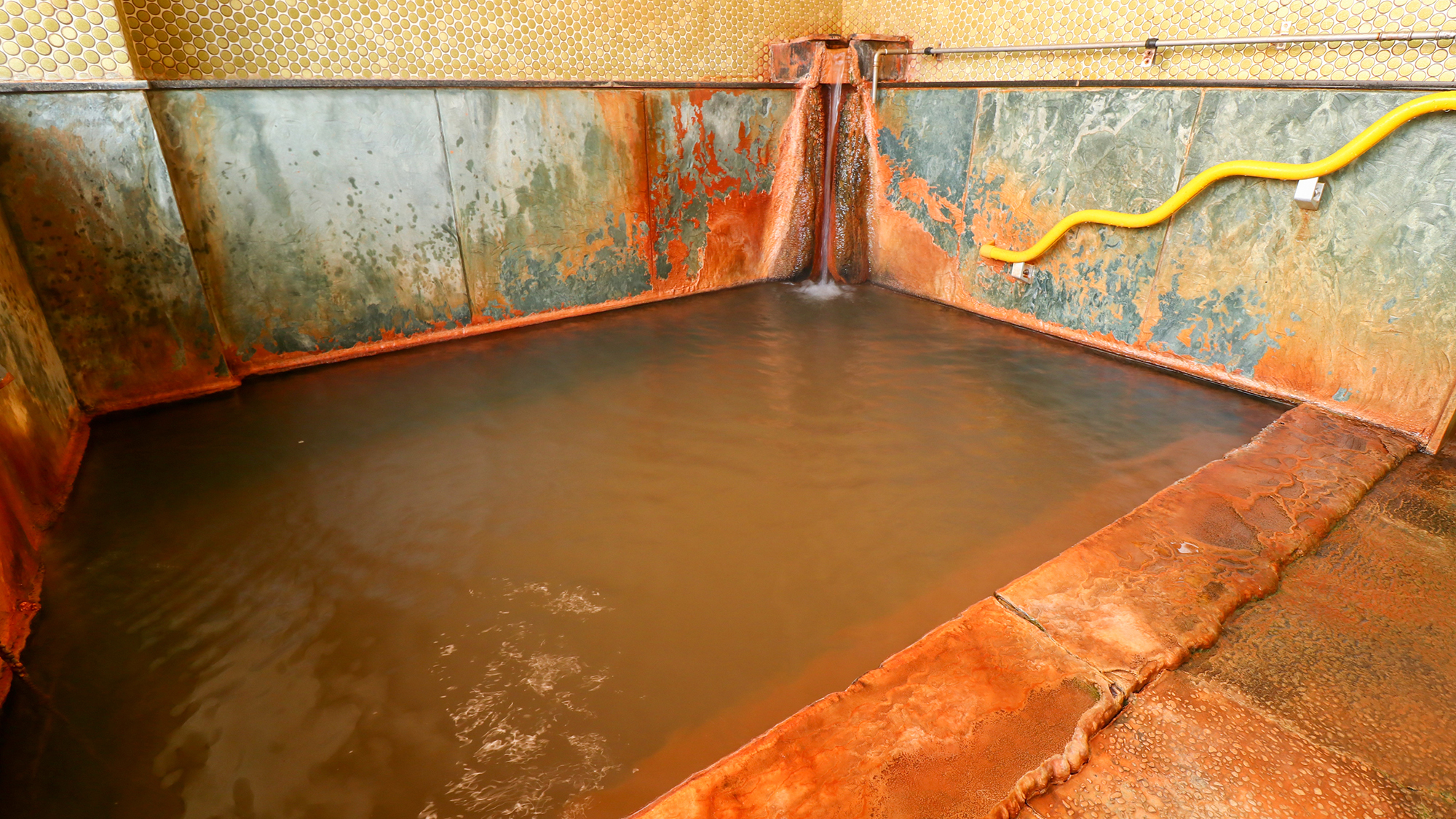 ■【別館 貸切風呂2】赤茶けた湯の花。贅沢な源泉かけ流しをお楽しみください。