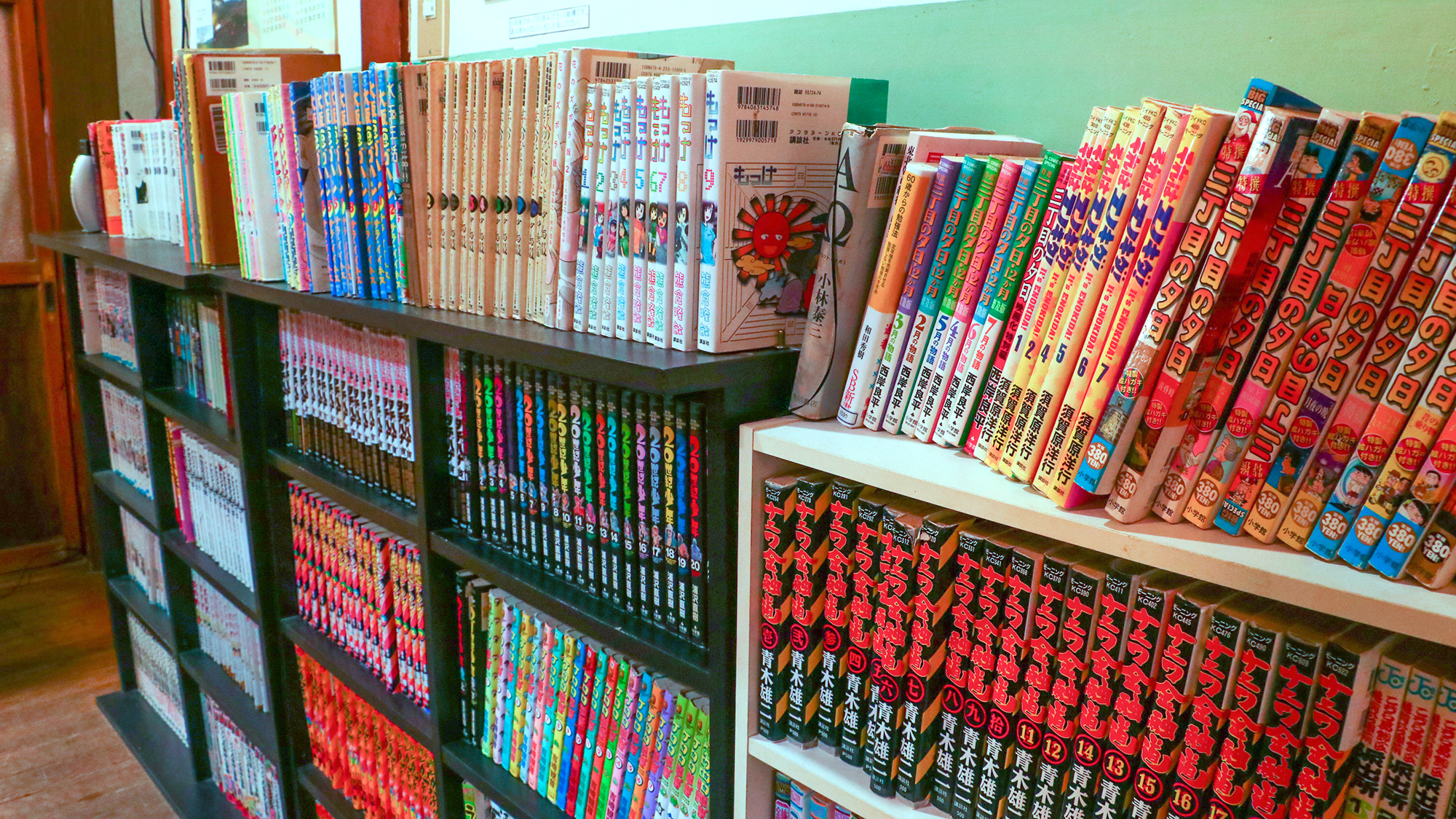 ■【本館 館内】漫画がズラリ！ご滞在中、ご自由にお読みください。