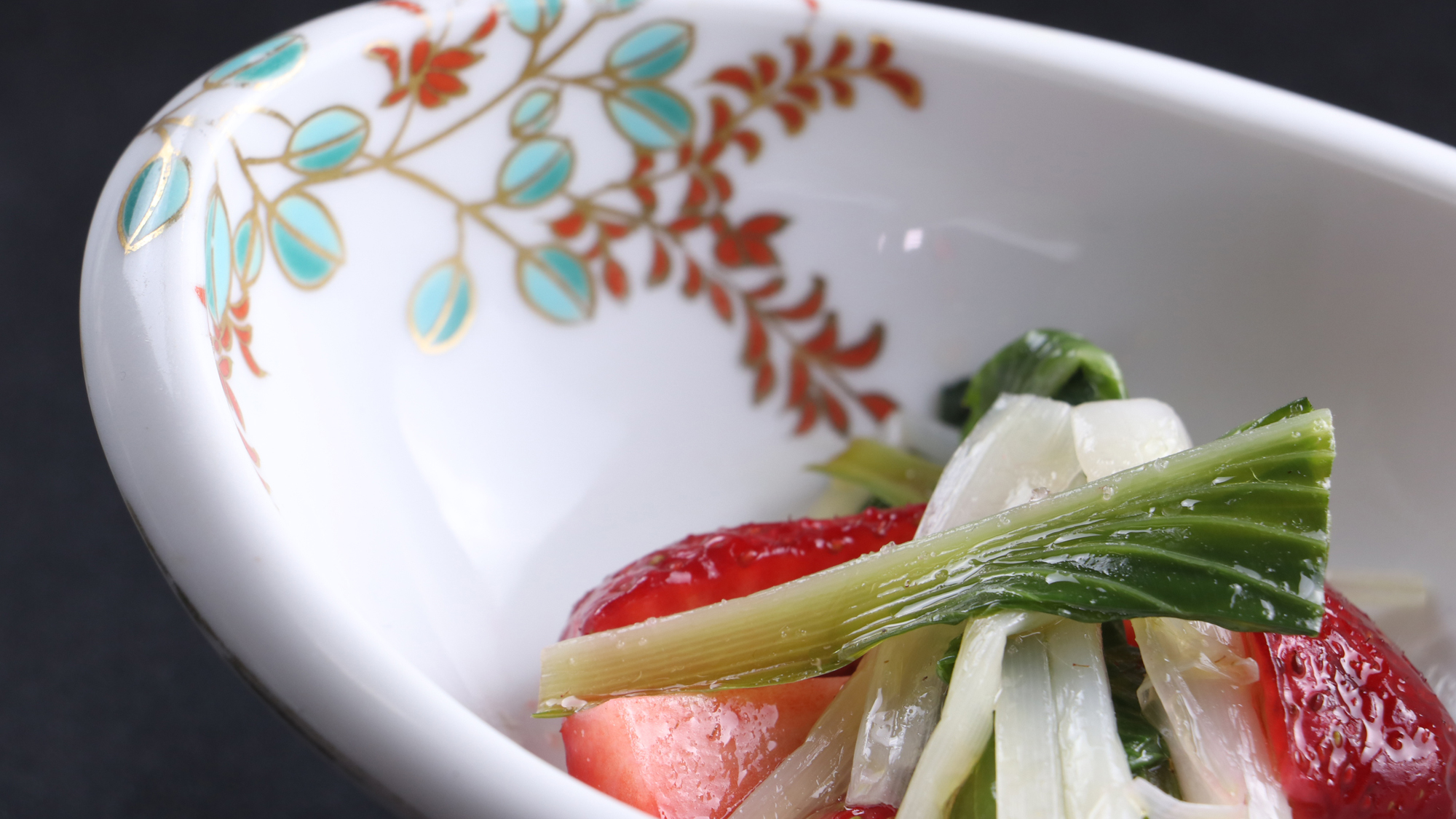 ■【ご夕食一例・うるいと苺の和え物】「うるいとイチゴ和え」など、県外では味わえない山形の郷土料理がた