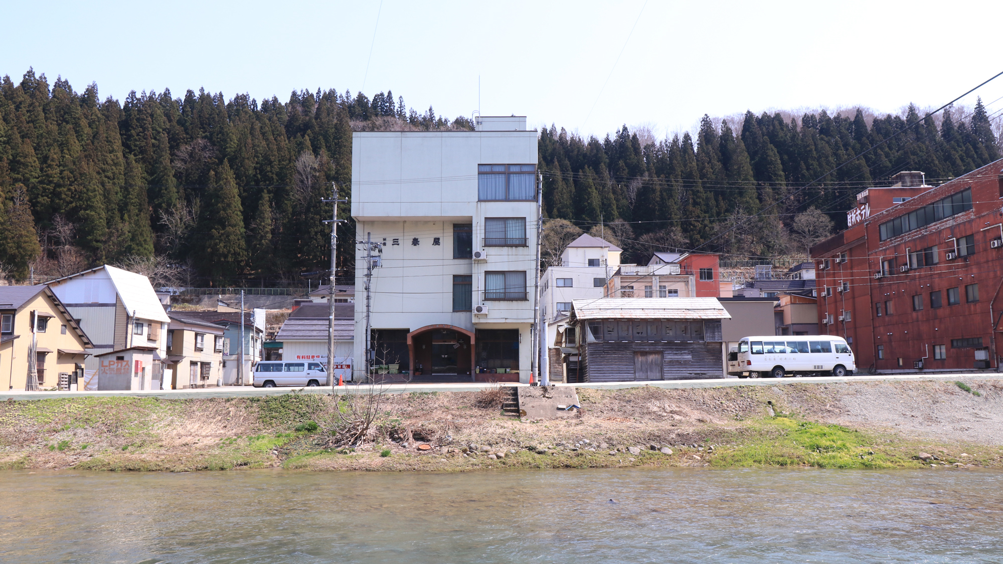 ■【別館 外観】三春屋旅館別館は銅山川の目の前です!