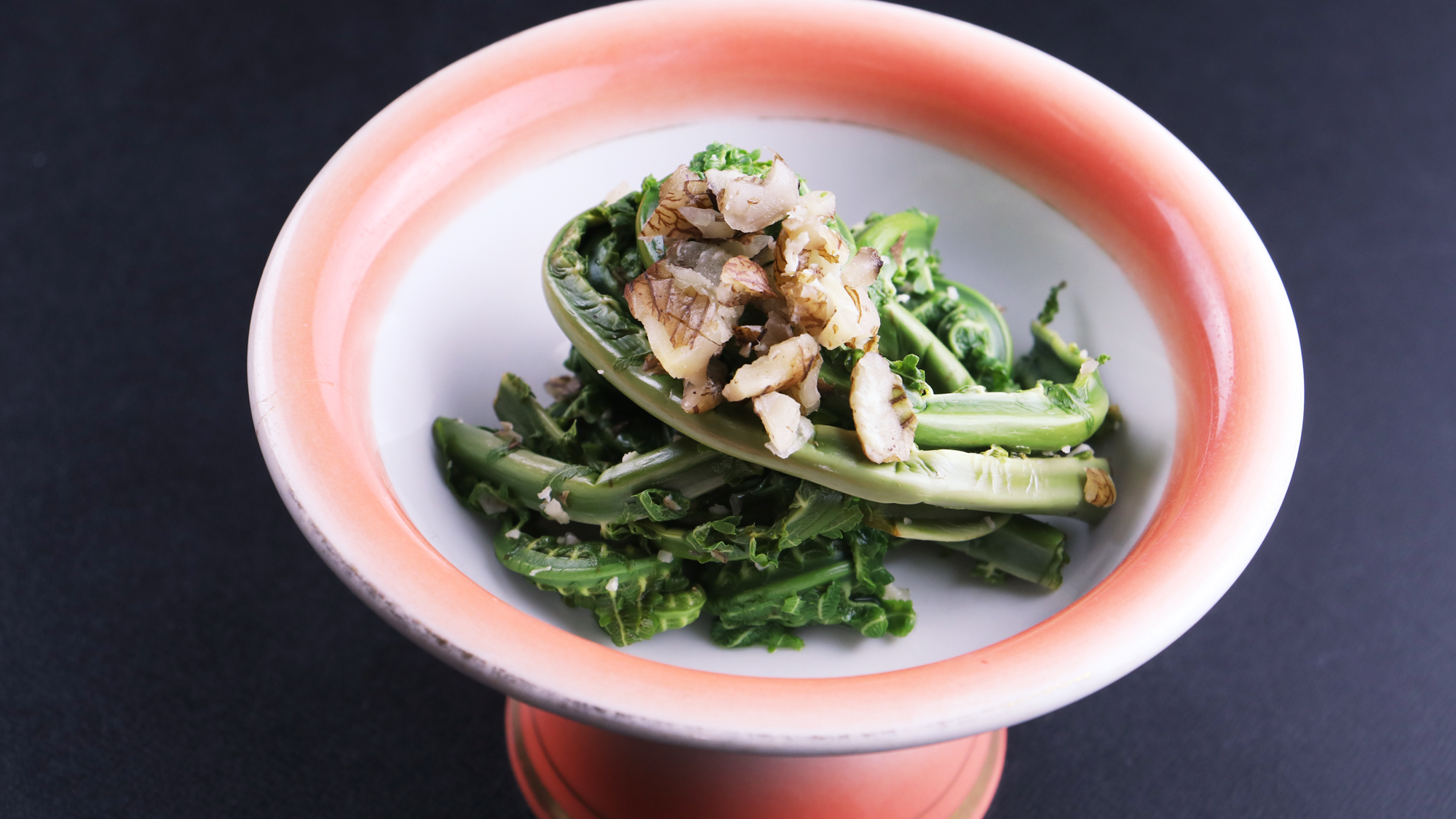 ■【ご夕食一例・こごみのお浸し】山の恵みが盛りだくさんのお料理。折々の旬の味覚をご堪能ください。