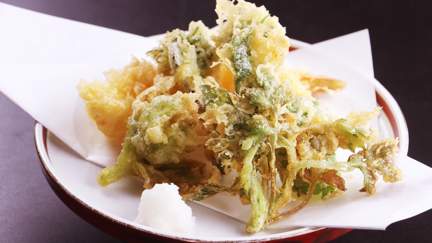 ■【ご夕食一例・山菜の天ぷら】太く、柔らかく、味わい深い肘折の山菜をふんだんに使った田舎料理を召し上